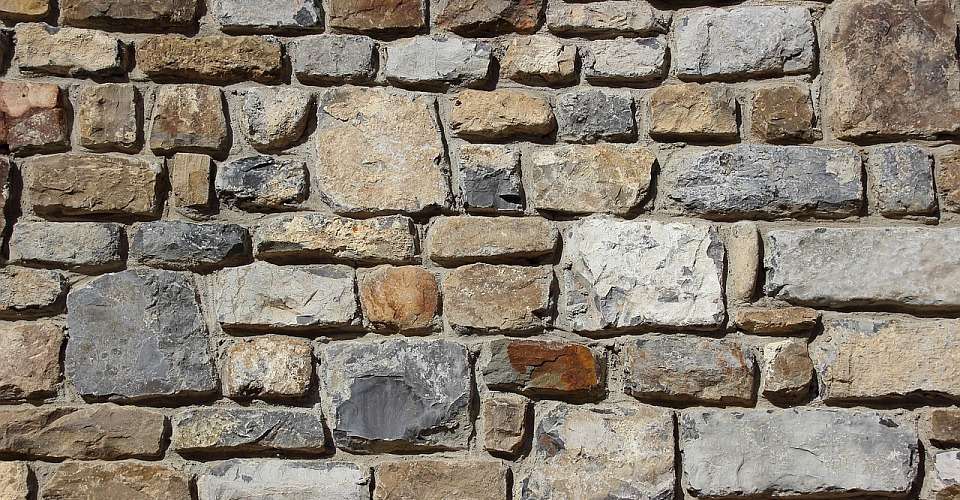 Diese Mauer besteht aus Bausteinen unterschiedlicher Größe und Farbe, die aber gut zusammenpassen. So bauen Christen die Kirche mit ihren unterschiedlichen Gaben. Kein Stein ist wichtiger als der andere.